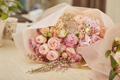 桌子上的玫瑰和牡丹花束