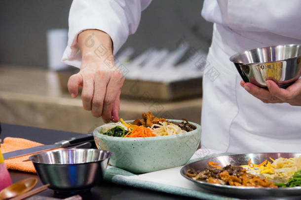 bibimbap, 传统<strong>韩国美食</strong> bibimbap, 厨师准备<strong>韩国</strong>菜, 厨师在厨房做饭