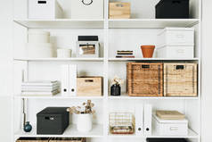 现代家庭办公柜室内设计理念。白色储物架, 有盒子、桉树、装饰品。斯堪的纳维亚风格的客房.