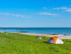 夏天住在海滨。在海滨露营。Lofoten群岛挪威。假日和旅行.
