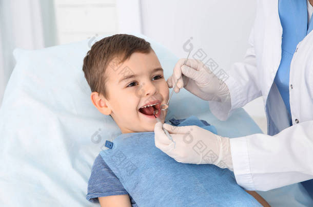 现代<strong>临床</strong>检查可爱男孩牙齿的牙医