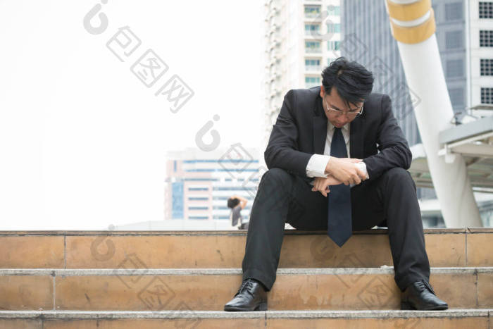 紧张的商人坐在严肃的脸上感到沮丧图片-包图网企业站