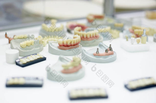 牙科正畸<strong>工具</strong>。用于制造成型牙齿、牙科修复剂的装置。成型牙.