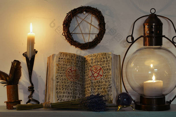 打开魔法, 老式的灯, 蜡烛和五边形的女巫书。神奇的哥特式<strong>仪式</strong>。巫术, 深奥, 占卜和神秘的<strong>背景</strong>与老式的对象