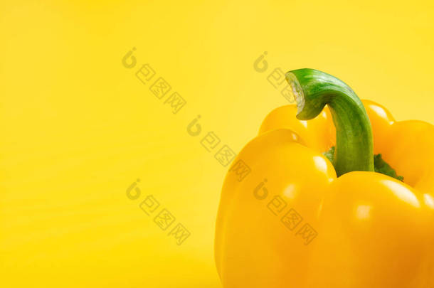 新鲜的黄色甜椒在黄色背景与复制空间