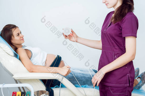孕妇与心电图<strong>检查</strong>她的孩子。<strong>胎儿</strong>心脏监测。诊断、医疗保健、医疗服务