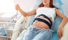 孕妇与心电图检查她的孩子。胎儿心脏监测。诊断、医疗保健、医疗服务