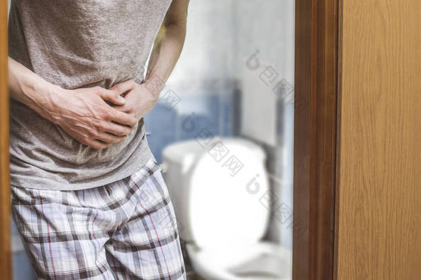 <strong>厕所</strong>里的男人肚子痛淋病。便秘概念.
