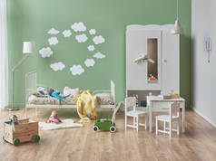 儿童和婴儿室风格与白色橱柜，床和绿色墙壁背景，云雾细节设计.