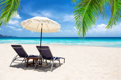 伞与美丽沙滩沙滩椅 