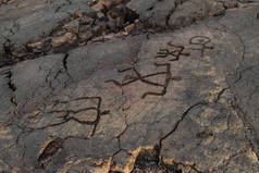 夏威夷大岛科纳附近的国王小道 (Mamalahoa) 上的怀科洛亚场的石油象形文字。雕刻成火山岩, 这些雕刻最早的一个多世纪. 