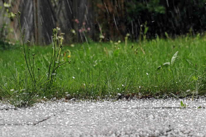 雷暴与冰雹和雨夹雪阵雨。地上的冰雹