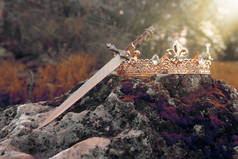 神秘和神奇的黄金王冠和剑的照片