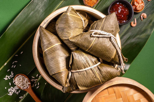特写，复制空间，顶视图，平躺。著名的亚洲中国美味的手工食品在杜阿乌节，蒸饺子形状像金字塔成分