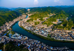 中国贵州五阳河上传统民居和桥梁的空中拍摄.