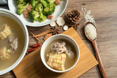 玉米和猪肉骨汤，美味的中国菜.