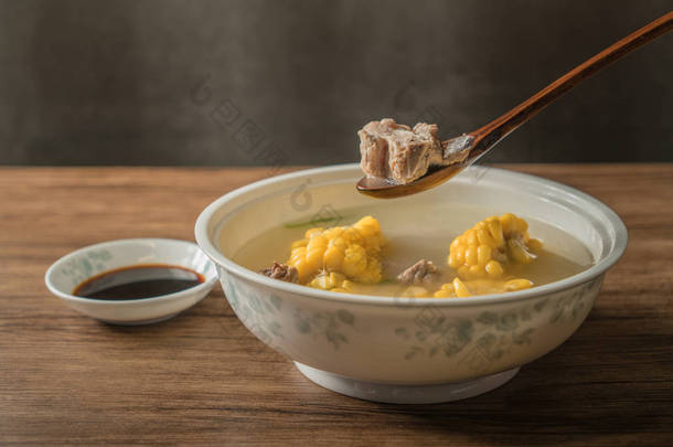 玉米和猪肉骨汤，美味的中国菜.