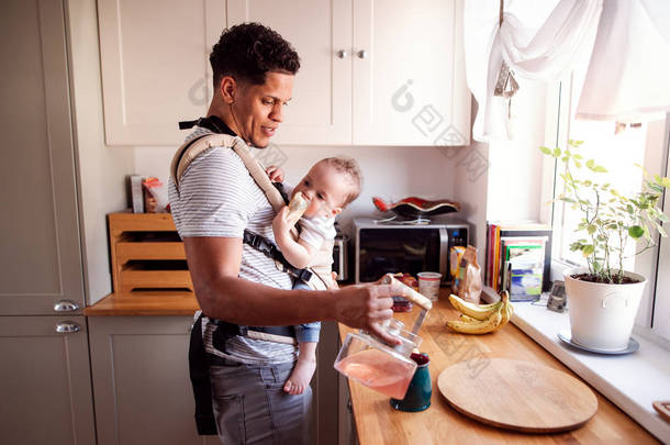 一个父亲与小<strong>幼儿</strong>的儿子在车厢在<strong>厨房</strong>在室内在家里.