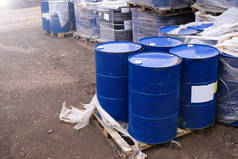 彩色金属桶。含有运输燃料的蓝色油桶