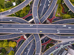 高速公路交汇点的鸟瞰图形状字母 x 十字。桥梁, 