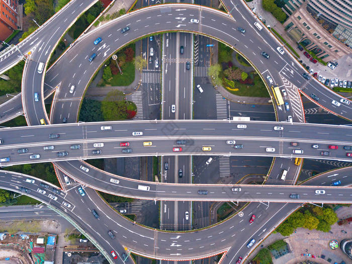 带环形交叉路口的高速公路交叉口的鸟瞰图。桥梁道路