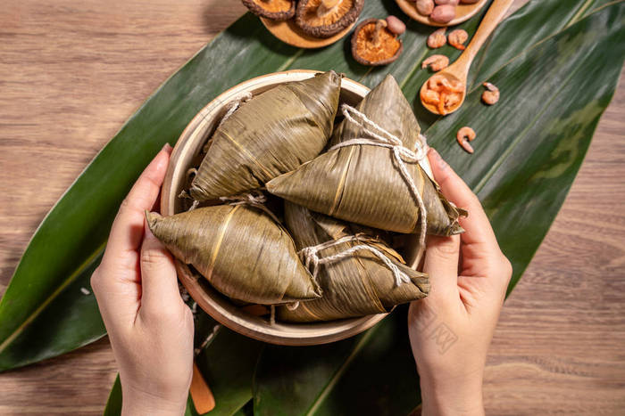 宗子，女人在木桌上吃蒸饭饺子，端午节食物，闭合，复制空间，顶视图，平铺