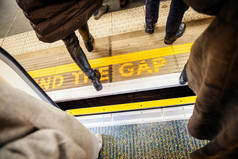 注意差距黄色唱在伦敦地铁地铁