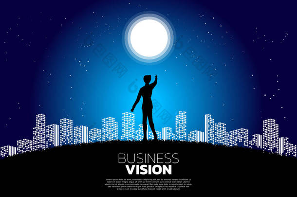 商人的剪影指向月亮在城市的夜晚。<strong>成长</strong>型<strong>企业</strong>理念，事业成功之路.
