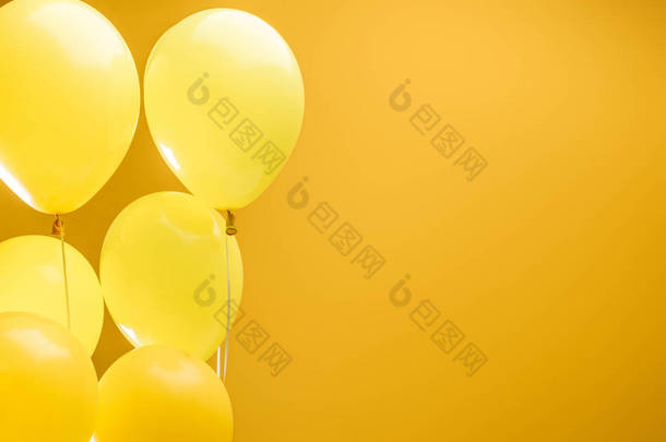 黄色背景的<strong>节</strong>日<strong>简约</strong>装饰气球，带复制空间