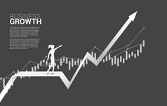 女商人的剪影在增长图表上遥遥领先。准备开始事业和事业的人的概念