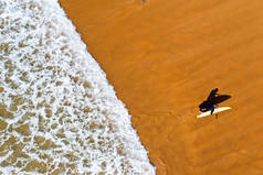 从亚特兰蒂斯出水的冲浪者的空中拍摄