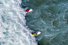 冲浪者试图捕捉海浪在海洋中的空中拍摄