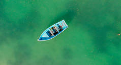 美丽的碧绿海水与木船在水面上。T