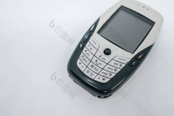 传统手机在第二代与键盘按钮和迷你黑白显示器由白色隔离模切背景.  
