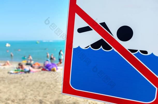 海滩上的招牌不允许<strong>游泳</strong> 人们沐浴和在海上休息，尽管有标志和禁令.