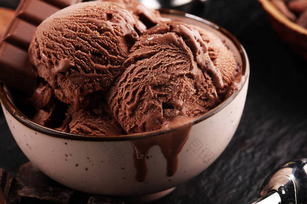 巧克力咖啡冰淇淋球在碗里。冰淇淋勺