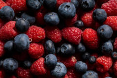 美味和新鲜成熟的混合覆盆子和蓝莓的特写视图 