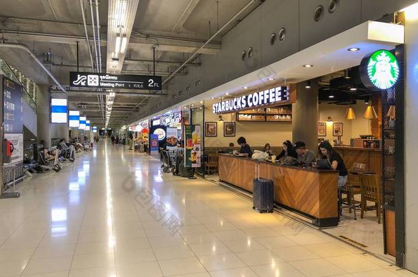 泰国曼谷 - 2019年6月28日：<strong>星巴克</strong>咖啡店在素万那普机场门口上午