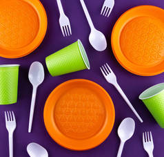 塑料橙色绿色废物收集在紫色背景。康茨