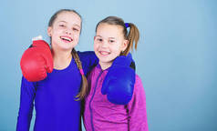 女子拳击运动。拳击手儿童在拳击手套。自信的青少年。女拳击手拳击提供严格的纪律。女孩可爱的拳击手在蓝色背景。竞争对手的戒指和朋友在生活中