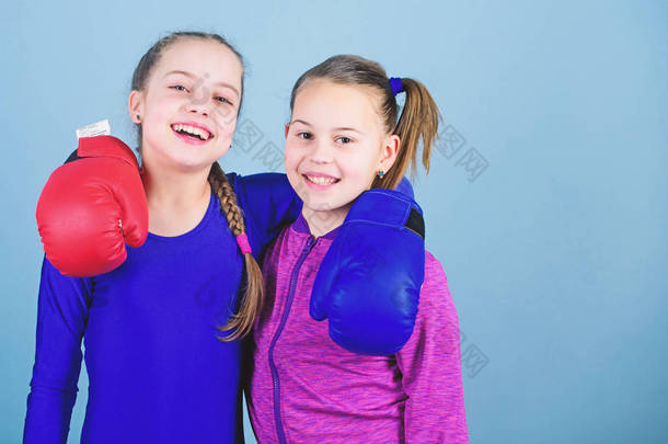 女子拳击运动。拳击手儿童在拳击手套。自信的青少年。女拳击手拳击提供严格的纪律。女孩可爱的拳击手在蓝色背景。竞争对手的戒指和朋友在生活中