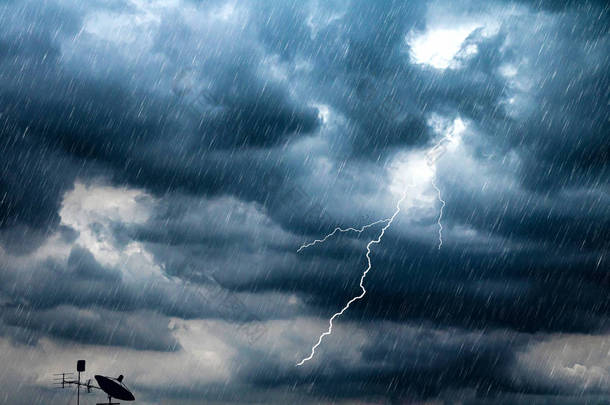 <strong>闪电</strong>和雷暴闪烁与下雨的背景。恶劣天气和多云问题与航空或卫星信号.