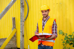 建筑工人与黄色头盔和橙色背心 
