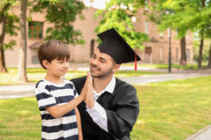 毕业那天和他的儿子在一起的男人