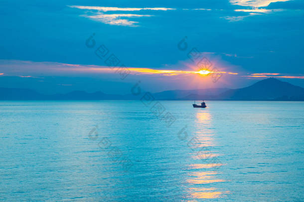 中国海南三亚日落时分的海上渔船