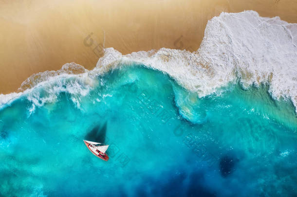 从顶视图在海上的<strong>游艇</strong>。从顶视图的绿松石水背景。海滩和海浪。从空中到夏天的海景。旅行 - 图像