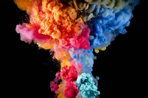 五彩缤纷的彩虹色油漆从上面滴入水中.水墨在水下旋转