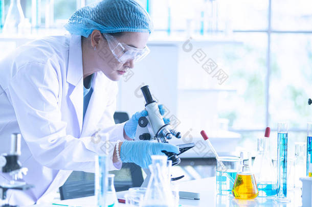 亚洲女科学家、研究员、技术员或学生使用显微镜进行研究或实验,显微镜是医学、<strong>化学</strong>或<strong>生物</strong>实验室的科学设备