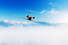 乘客私人飞机在云层上方飞行