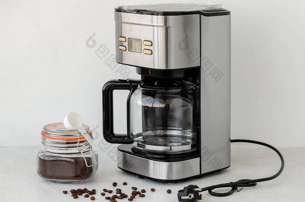 带<strong>过滤</strong>器的<strong>过滤</strong>器支架均位于滴式咖啡机内部